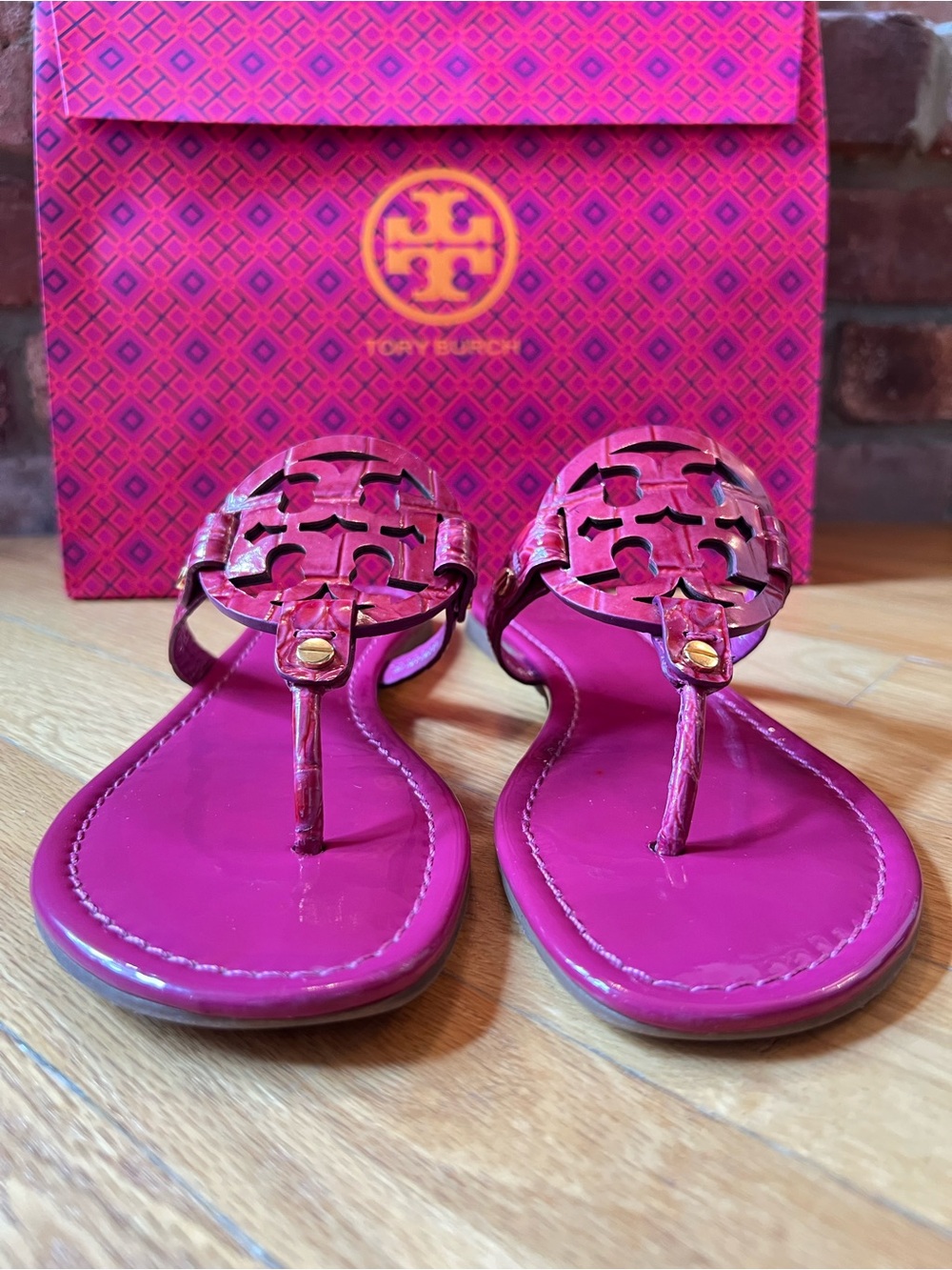 Tory Burch Party Fuchsia Croc Embossed Patent Leather Miller Sandals in - Picture 4 of 16